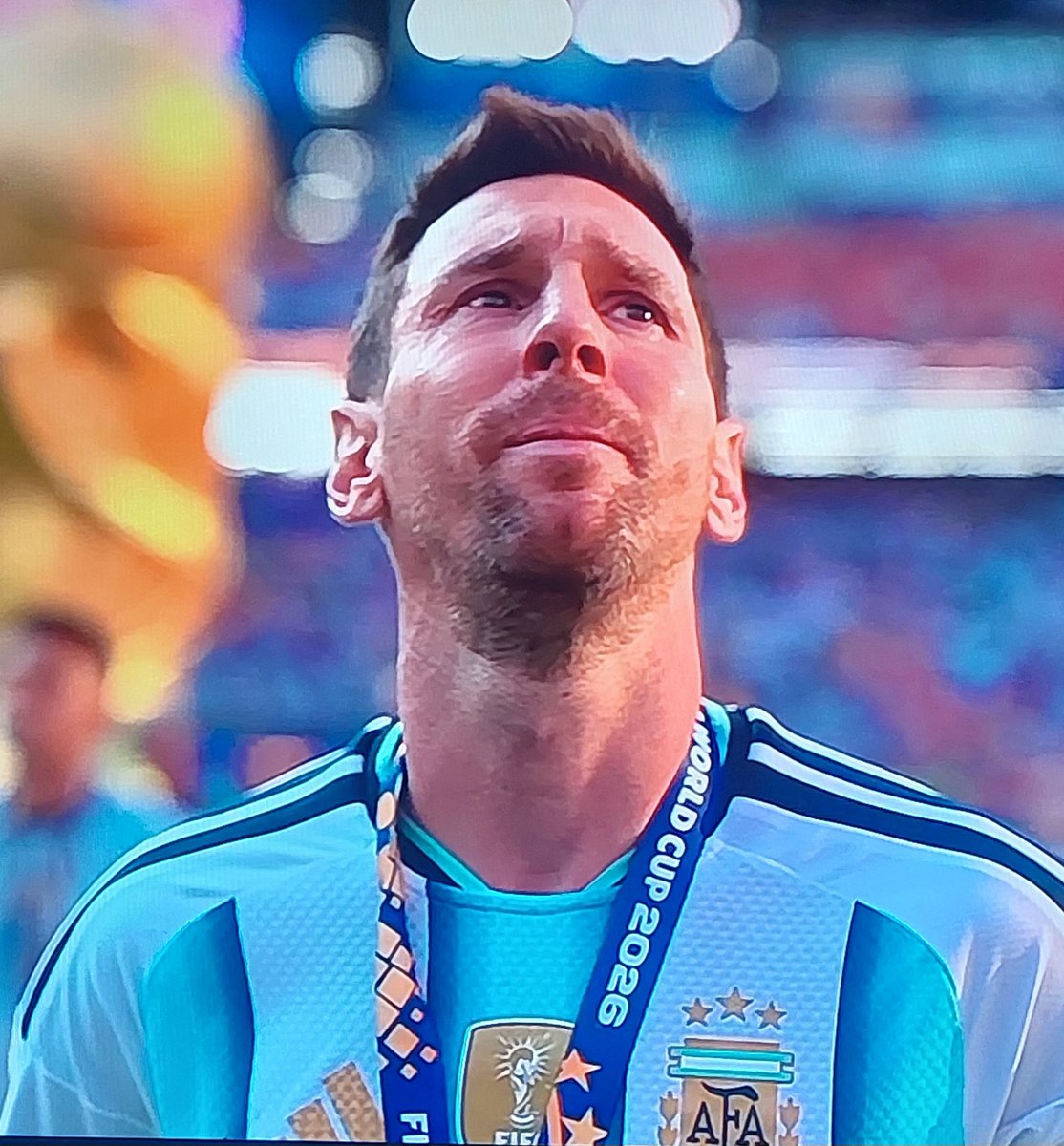 Lalyta_cba's tweet photo. Hay personas que dejan huellas, y después está Lionel Messi... que dejó una historia eterna.
Gracias, Leo, por enseñarnos que los sueños se construyen con humildad, esfuerzo, perseverancia y un amor inmenso por la camiseta.(sigue--->) https://t.co/i7PUlzys2K