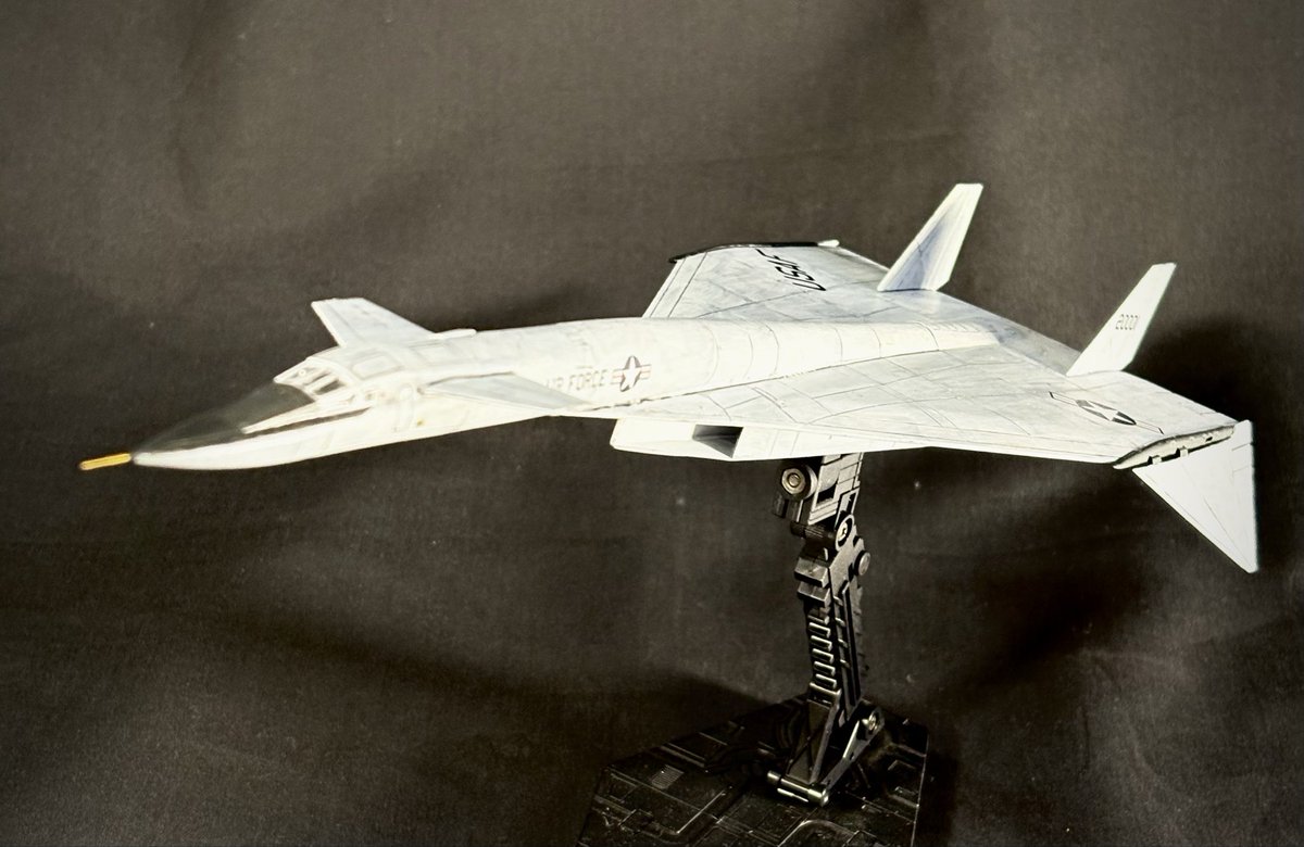 VfHangar's tweet photo. ドラゴン社　XB-70 ヴァルキリー
愛おぼで輝の��室に置いてあった模型であり、VF-1のペットネームの元となった機体です。
ピトー管はジャンクからエッチングパーツを流用しました。

#マクロス #愛おぼえていますか https://t.co/bEmvZTBy28