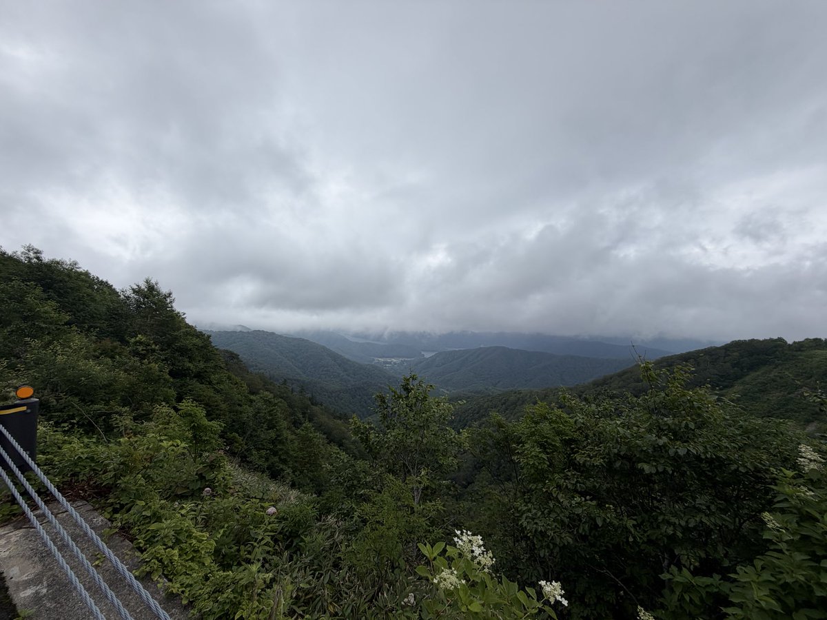 answerer_mrst's tweet photo. 雲しか見えないけど、雨は降ってないので予定通り磐梯吾妻スカイラインへ https://t.co/XZh1ObndDT