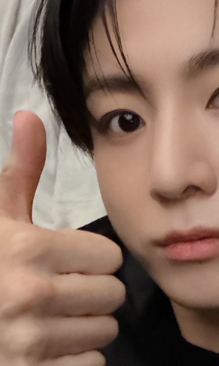 hob1mysol's tweet photo. jk y sus 5kg de ojo 🥺 https://t.co/ktxbyjenTI
