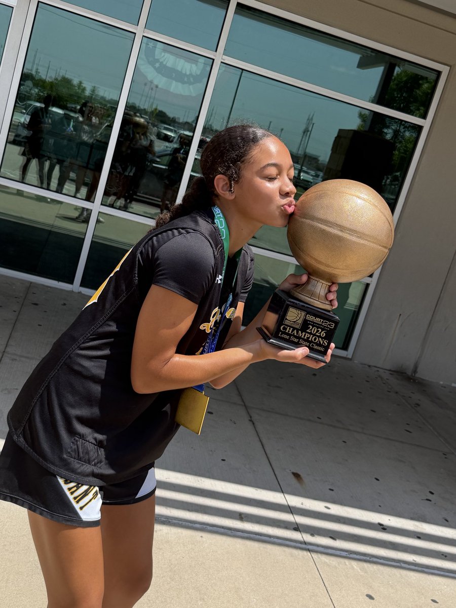 2030CodiSmith's tweet photo. Had a great weekend of basketball at @planosportsauthority for the Lone Star Classic by @23_tournaments.  Favorite place to be is on the court. 🏀 #basketball #hoopdreams #girlsbasketball #champions https://t.co/xun4ArIJ5o