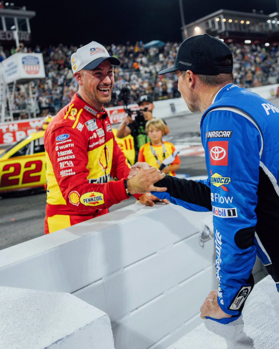 elpatogalindo's tweet photo. Me quedo con esta imagen de dos campeones, para mí el momento de la carrera.

@dennyhamlin es un gran competidor y con la sencillez de ir a felicitar a quien hoy le ganó limpiamente. 

@joeylogano regresa al triunfo dominando en North Wilkesboro 

Viva #NASCAR 💛💙❤️ https://t.co/cjT2QIXwfN