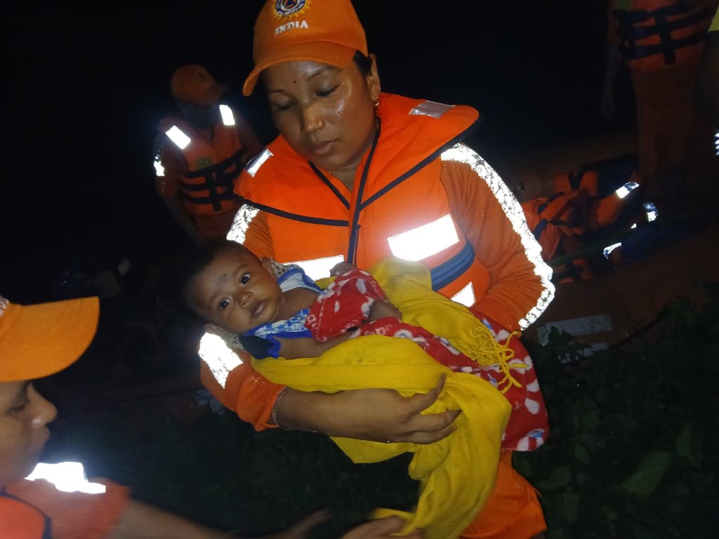 NDRFHQ's tweet photo. #FWR Ops l Nazira l Sivasagar, Assam.

🔶NDRF teams working in close coordination with SDRF and the District Administration to conduct rescue and evacuate stranded residents from the flood affected areas.

🔶So far more than 450 people have been safely evacuated. https://t.co/EiepTmhU2O