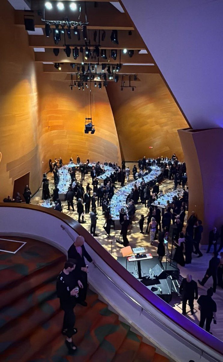 gagasourcelgs's tweet photo. CASARAM!

No último sábado (18), Bobby Campbell e Robert García oficializaram sua união em uma linda cerimônia no Walt Disney Concert Hall, em Los Angeles.

Compareceram ao casamento Cynthia e Natali Germanotta, Ellen Woods (mãe de Michael Polansky), BloodPop, membros da Haus of Gaga e, ao que tudo indica, Lady Gaga e Michael.

Felicidades ao casal! ❤️