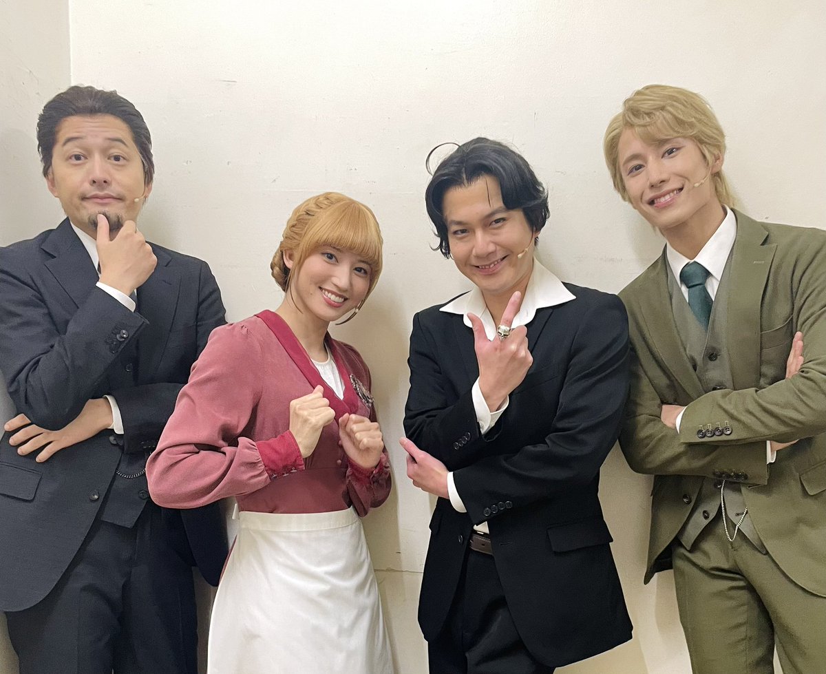 nanakikanon's tweet photo. #モリミュ 緋色の研究 Reprise
昨日Rep組と 27公演目、28公演目を届け
無事に大千穐楽を終えました！🌷
たくさんの拍手と、素敵な表情で包んでくださりありがとうございました！

7年前と同じ銀河劇場で また221Bにいられて幸せでした！
思い出写真はまたのちほど😌

いとしいシャーロック陣営と🍳 https://t.co/alNVnGUdnt