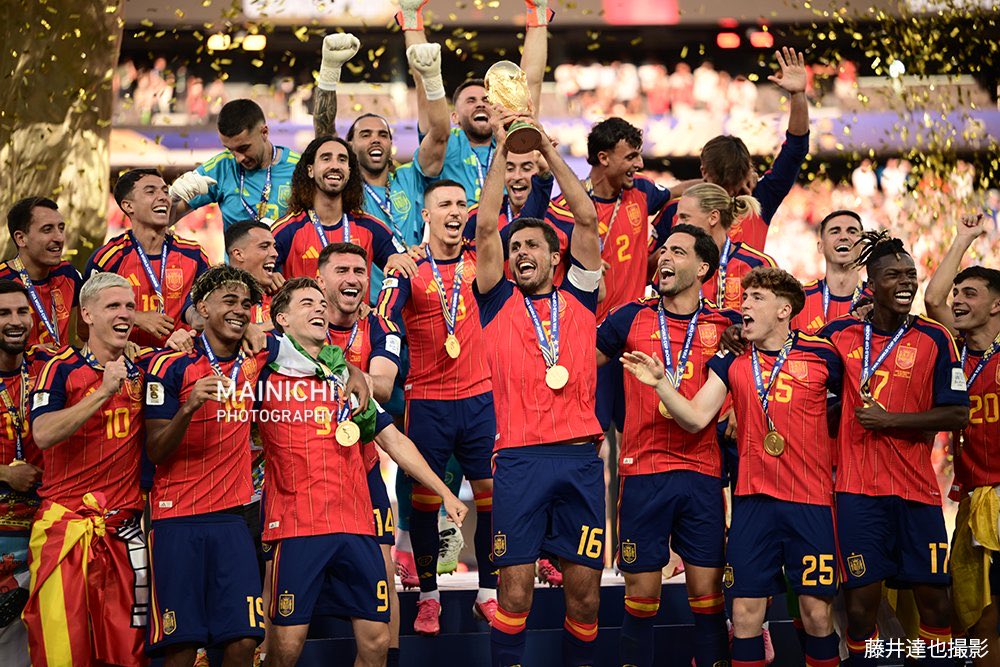 BOHE_BABE's tweet photo. スペインの選手って、大学出のキャプテン、ロドリだけじゃなく、かなりのプレイヤーが見える所に入れ墨してないんだよな。背格好が似てる旧植民地のアルゼンチンと、そこが一番大きな外見の差に感じた。サッカー選手の出身階層にも違いがあるのかな。 https://t.co/JeC2mcecTi