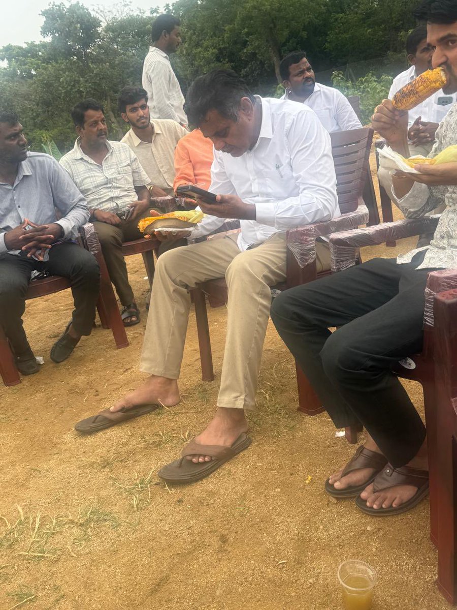KVishReddy's tweet photo. Ahead of the Monsoon Session of Parliament, interacted with journalists from Vikarabad, Dharur and Kotpally over a cup of tea.

We had a discussion on various local issues, development needs and the challenges faced by people at the grassroots level.

Through their constant interaction with people, they often have a deep understanding of ground realities and issues that may not always come to the attention of political leaders.

I truly value their insights and suggestions, which help us better understand people’s concerns and work towards addressing them effectively.

@LokSabhaSectt 
@BJP4India 
@BJP4Telangana 
@PIB_India 
@N_RamchanderRao