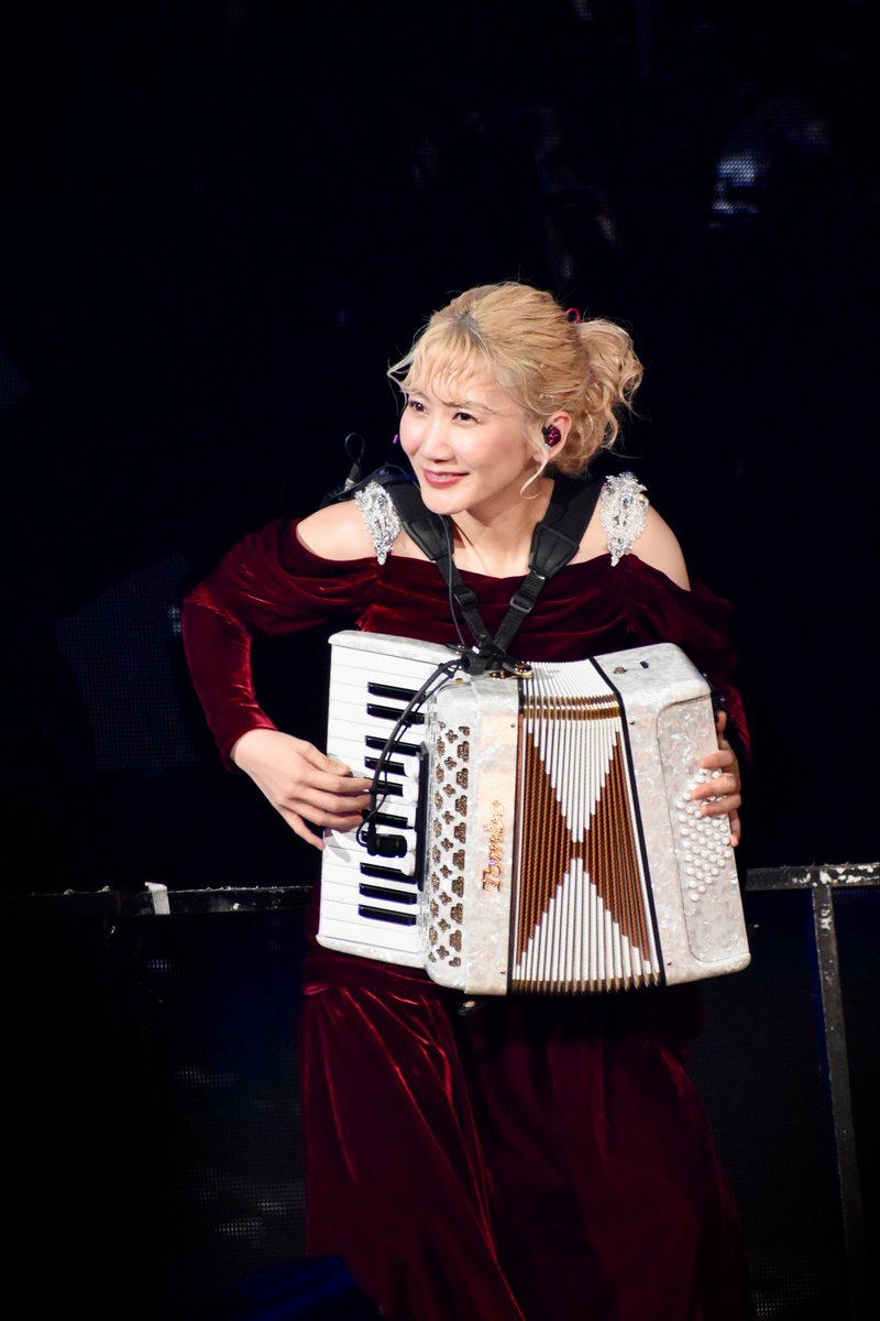 EARTHfsnl_sekai's tweet photo. 彩織ちゃんが近くまで来てくれたときあまりにも美しくて、かわいくて……本当に光り輝いてた……

年々美しくなってく彩織ちゃん……

ベロア生地の衣装とってもお似合いでした︎；；♡

@saori_skow 

#THECINEMAネタバレ
#THECINEMA
#SEKAINOOWARI
#京セラday2 https://t.co/zfBntFN5Rl