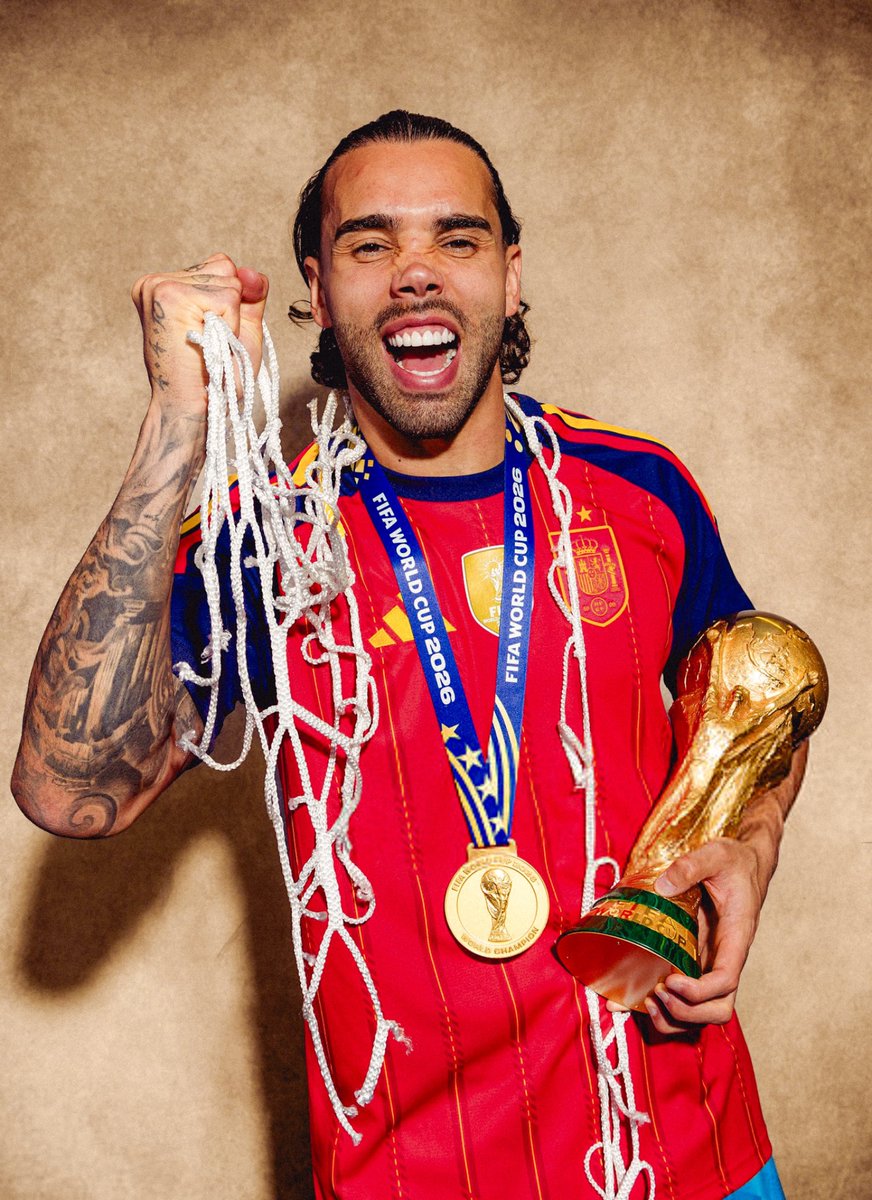 DailyAFC's tweet photo. David Raya taking home a piece of the net from the World Cup final 🥅 https://t.co/YvoDhWykyw