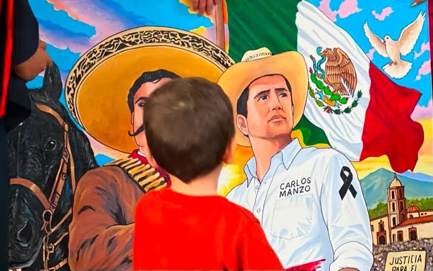 GreciaMich2027's tweet photo. UN DÍA… 

"Un día sabrás lo valiente que fue papá 
Un día sabrás que lo único que él quería era un mejor futuro para ti y tus hermanos 
Un día sabrás lo mucho que te amó
Un día sabrás que papá fue la esperanza de México 
Un día sabrás que papá fue tu súper héroe 
Un día sabrás cuánto te deseaba desde que supo que venías a este mundo 
Un día sabrás que soñó con verte crecer y ser un hombre de bien 
Un día sabrás el gran ser humano que fue papá 
Un día sabrás que lo más importante para él siempre fueron ustedes
Un día sabrás que tuviste al mejor papá 
Un día sabrás que papá fue un excelente orador 
Un día sabrás que nunca le importó perder la vida con tal de que las cosas pudieran ser distintas"

Pero lo más triste es que un día sabrás que esté mundo está lleno de mucha maldad, de odio y envidia y que fue por eso que a papá le quitaron la vida.

Pero también estoy segura que cuando crezcas te sentirás tan pero tan orgulloso de papá.

Y mamá aquí estará siempre para ustedes mis hijos 🙏👦🏻👦🏻👦🏻 GQ
