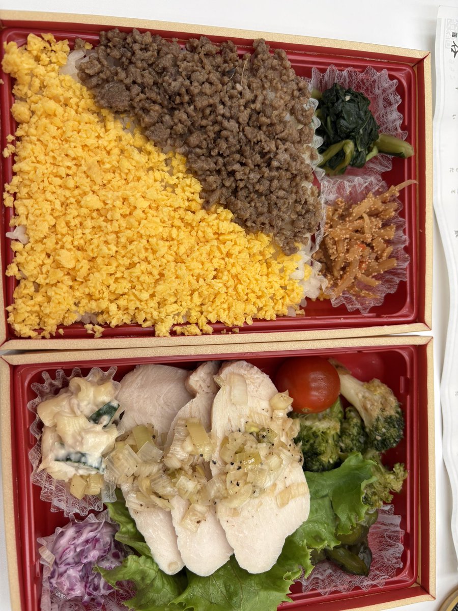 miualoha's tweet photo. ロケ弁千代谷、美味しいし
まいてある紙の裏にメニューのストーリーがあってすごい！このお弁当屋さん良い。 https://t.co/Gf3AdSp2FB