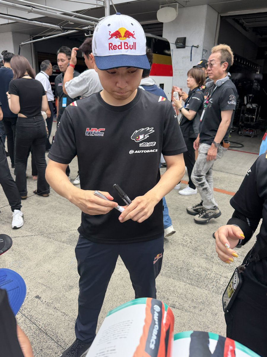 hinanomaeda's tweet photo. ピットウォークで会えて嬉しかった勢いで、ガラポン行ったらなんと岩佐選手の直筆サインつきチャンピオンTシャツをGETしてしまい、大充実の推し活😎🫶🏻 超嬉しいですありがとうございました😭！！

#Sformula #岩佐歩夢 https://t.co/fqybPKjUBE