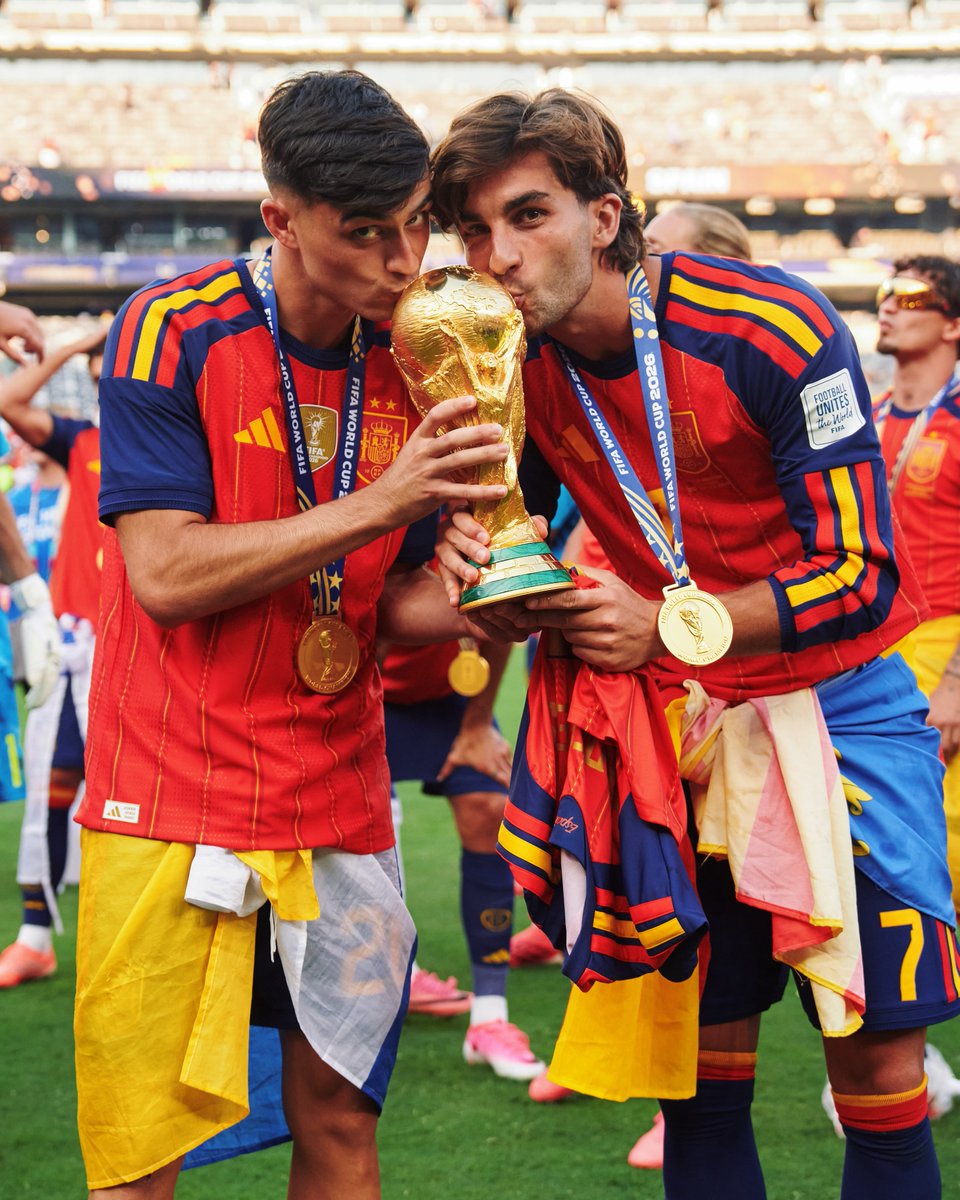 lyxuryr's tweet photo. Au #fedri

⤷Se suponía que una noche de borrachera para celebrar el Mundial se quedaba solo en eso.

O donde Pedri termina acostándose por error con su mejor amigo, el aparentemente heterosexual Ferran Torres https://t.co/hBmdgu6shW