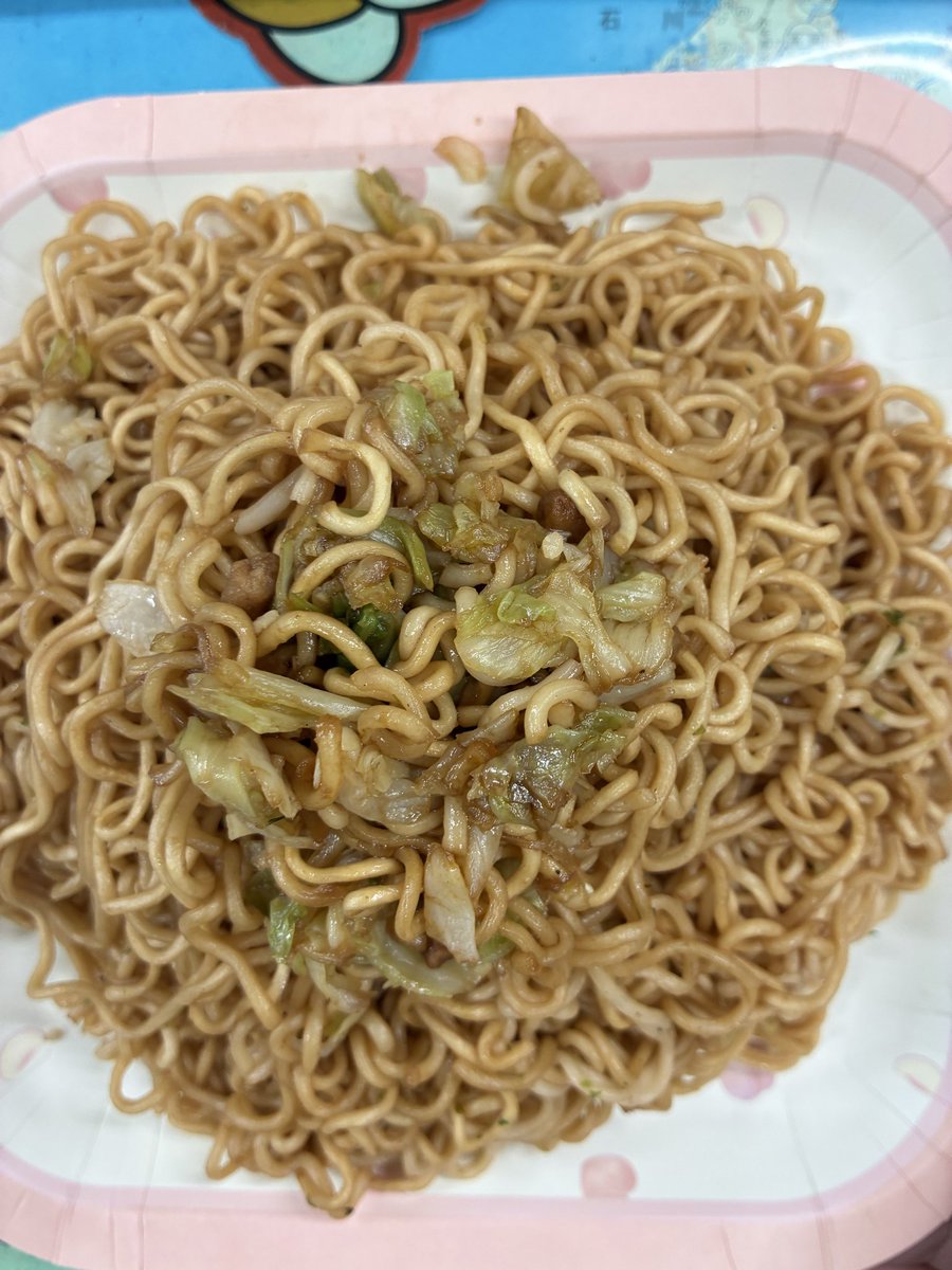 yukiko_mwam's tweet photo. 本日 海の日ですがお仕事です！
ランチはロッカーであたためてた、ペヤングペタマックス（8人前）😋
これを大人4人で食す🍴
足りずにGIGAマックス（4人前）を追加して、みんなお腹いっぱい🤣

#ペヤング
#全部で12人前 https://t.co/dsImsHGs2M