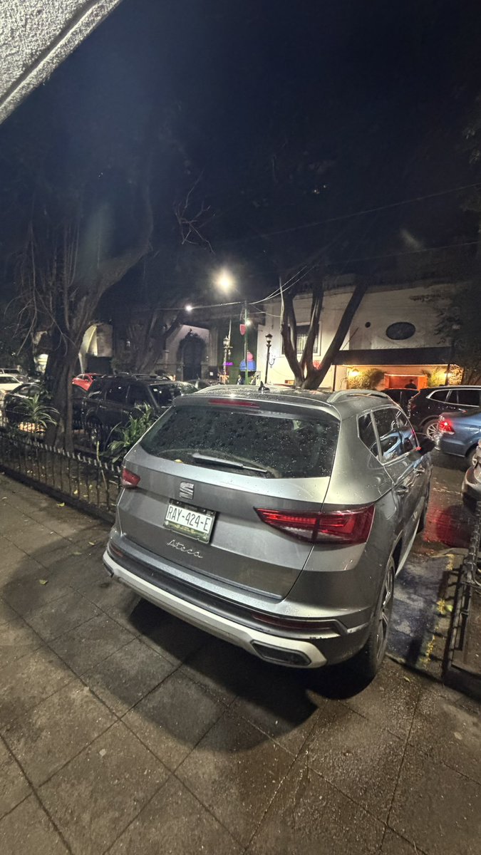 daffer8807's tweet photo. Imagínense que pasa algo y tenemos que salir corriendo del edificio pero no podemos porque los del valet del antro Looloo(londres195)no respetan las entradas, y además los cuidan las patrullas de la cuauhtemoc! @AlessandraRdlv @AlcCuauhtemocMx @LaColoniaJuarez @vecinos_juarez https://t.co/Zq6yzm8uez