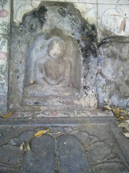 achinj7's tweet photo. हाल ही में गिरनार की 4थी टोंक पे मौजूद जैन प्रतिमा को औघड़ की प्रतिमा बोल के रंग पोत दिया गया पुलिस और @ASIGoI कुछ नहीं कर रही हे पूरे गिरनार पे ऐसी कई जैन प्रतिमाएं बनी हुई हे जिनको ये लोग कनवर्ट करना चाहते हे ताकि जैन इतिहास पूरी तरह मिटा सके गिरनार से https://t.co/junzqueaX4