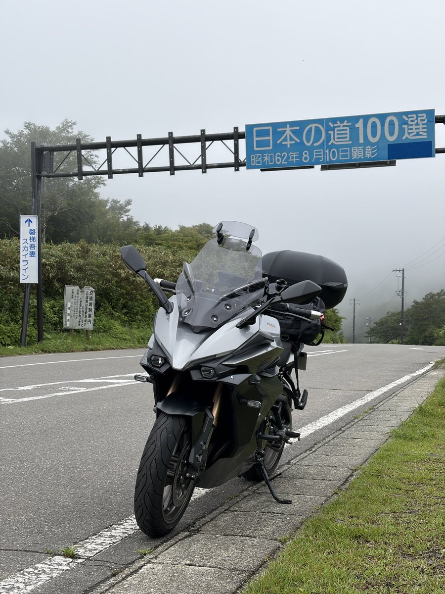 answerer_mrst's tweet photo. 磐梯吾妻スカイラインに到着
雲なのか霧なのか、ガスってるから気をつけないとなーと走っていたら、センターラインオーバーの車接触
車体右前方を破損
エンジンガードは変形、カウルが割れた感じ？幸い液漏れ等はなさそう
人間もぱっとみ無傷 https://t.co/0bnMC4xXOk