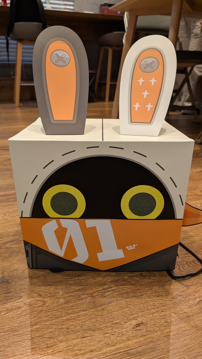 abe_atsuize's tweet photo. 先日のゼンゼロ収録中に、スタッフさんがイアス紙袋を持ってきてくれました！

こいつかぶれる仕様だぞ！？
#ゼンゼロ https://t.co/oXgRDBfB4t