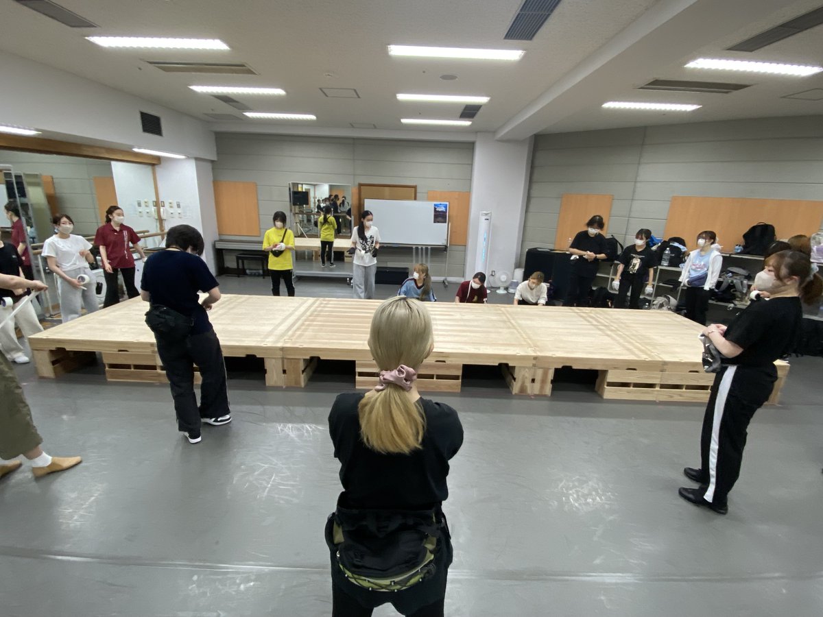 SHOBI_PA's tweet photo. 「舞台製作研究」の授業では、セットの組み立てが進んでいます！今週はホールで本格的な実習がありますよ！ https://t.co/TpZY28uWqM