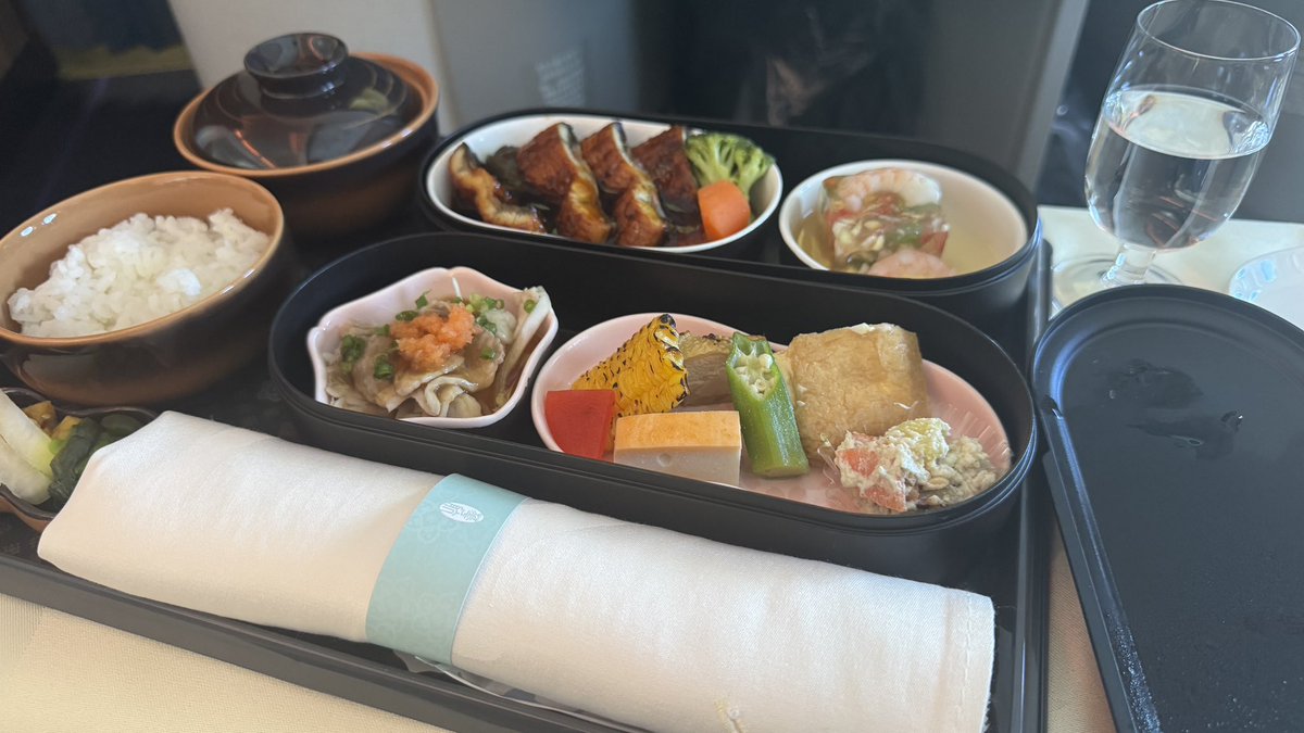 6hotaru_'s tweet photo. @Ryuka__o 機内食が豪華すぎるからそっち優先 https://t.co/VJFFmdSgIa