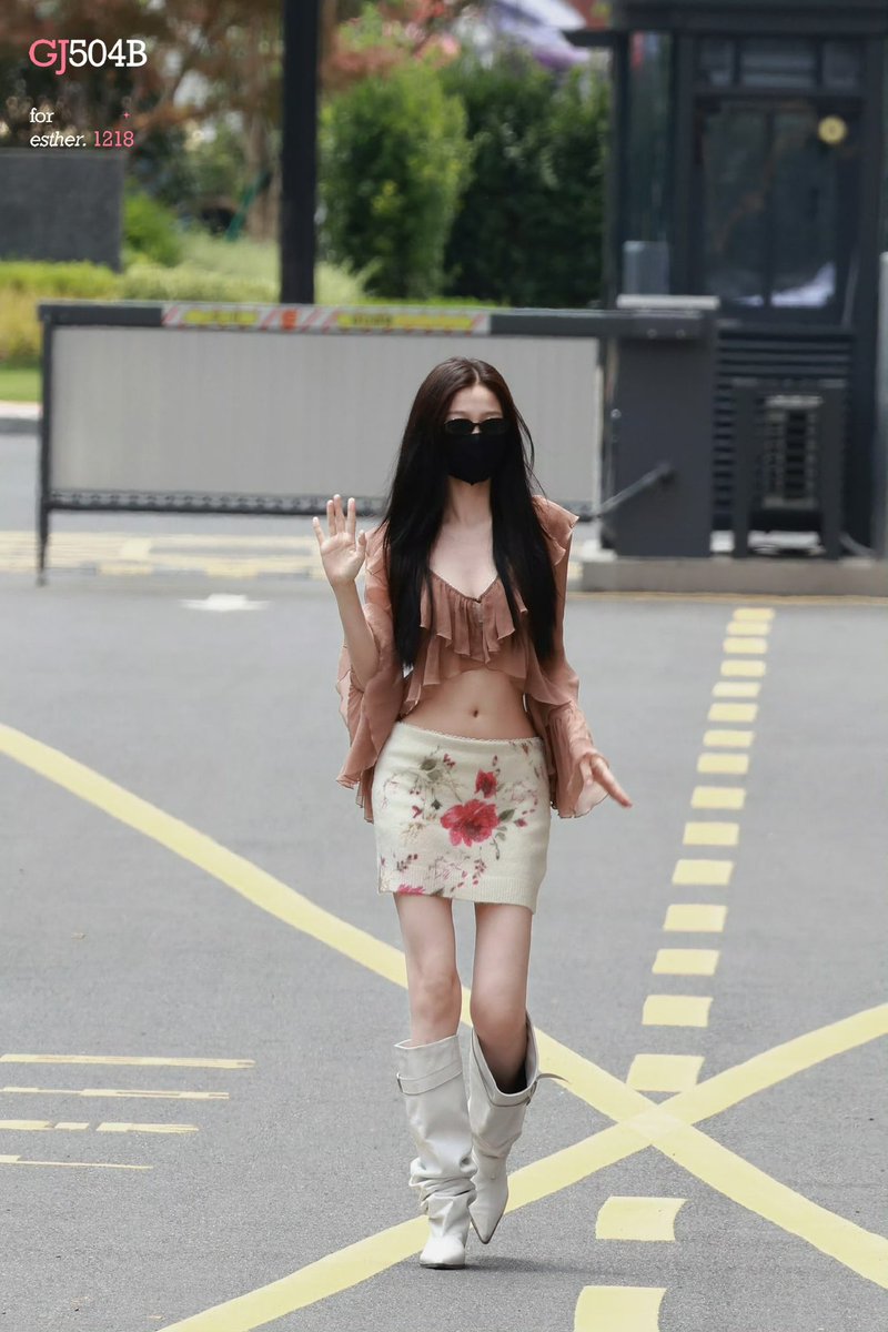 bieaita's tweet photo. 260720 우서흔 염상사 출근
© GJ504B丨虞书欣 
#우서흔 #虞书欣 #YuShuxin #EstherYu #염상사 #念相思 https://t.co/Og8I3ip5YC