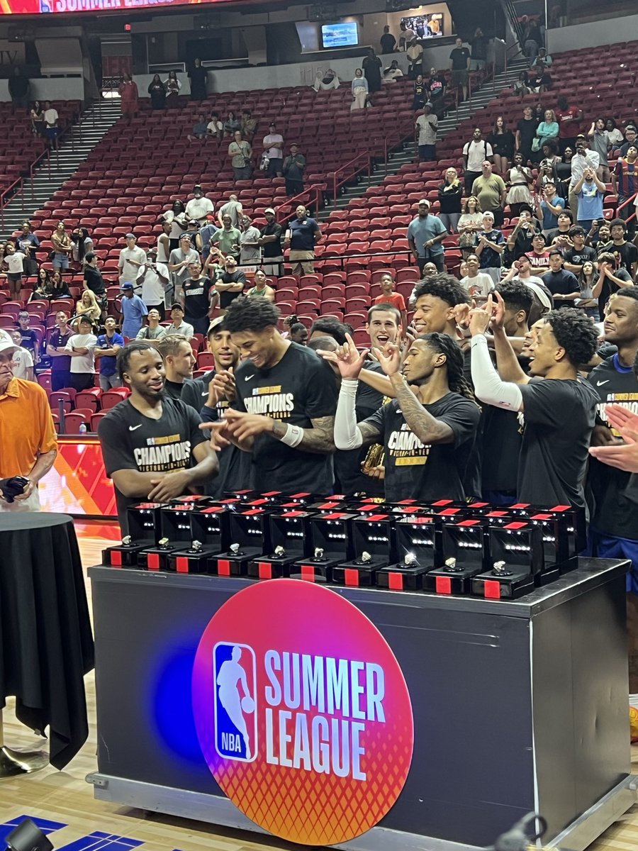 DJJFLAV's tweet photo. Warriors pulls off a thrilling nba summer league championship game over the grizzles @DJJFLAV @NBASummerLeague was in the building 🏀 https://t.co/pyjzTtNrcQ