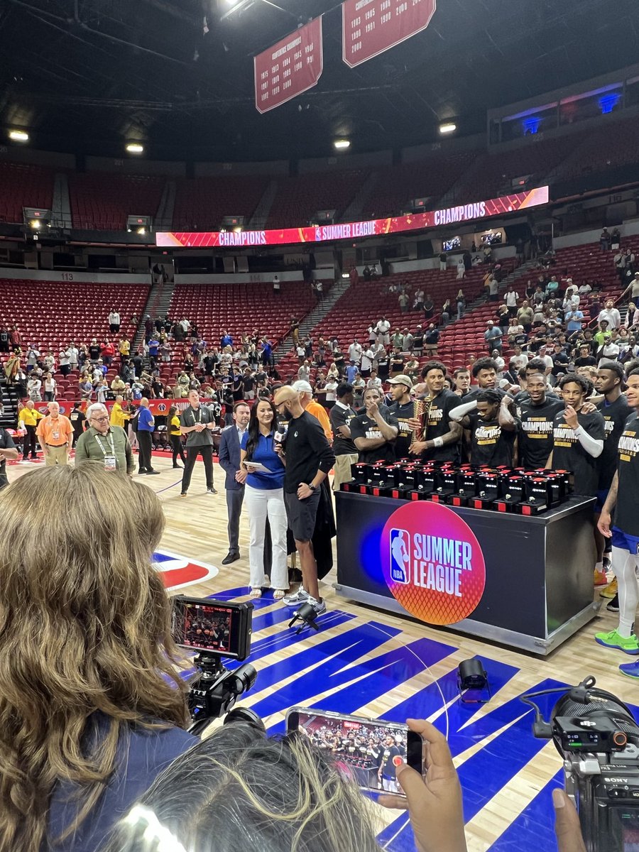 DJJFLAV's tweet photo. Warriors pulls off a thrilling nba summer league championship game over the grizzles @DJJFLAV @NBASummerLeague was in the building 🏀 https://t.co/pyjzTtNrcQ