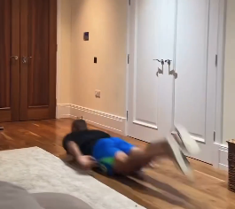 TouchlineX's tweet photo. Richarlison went crazy celebrating Ferran Torres' goal against Argentina in the World Cup final. ✨🇪🇸🇦🇷 https://t.co/qqhNPfmyOX