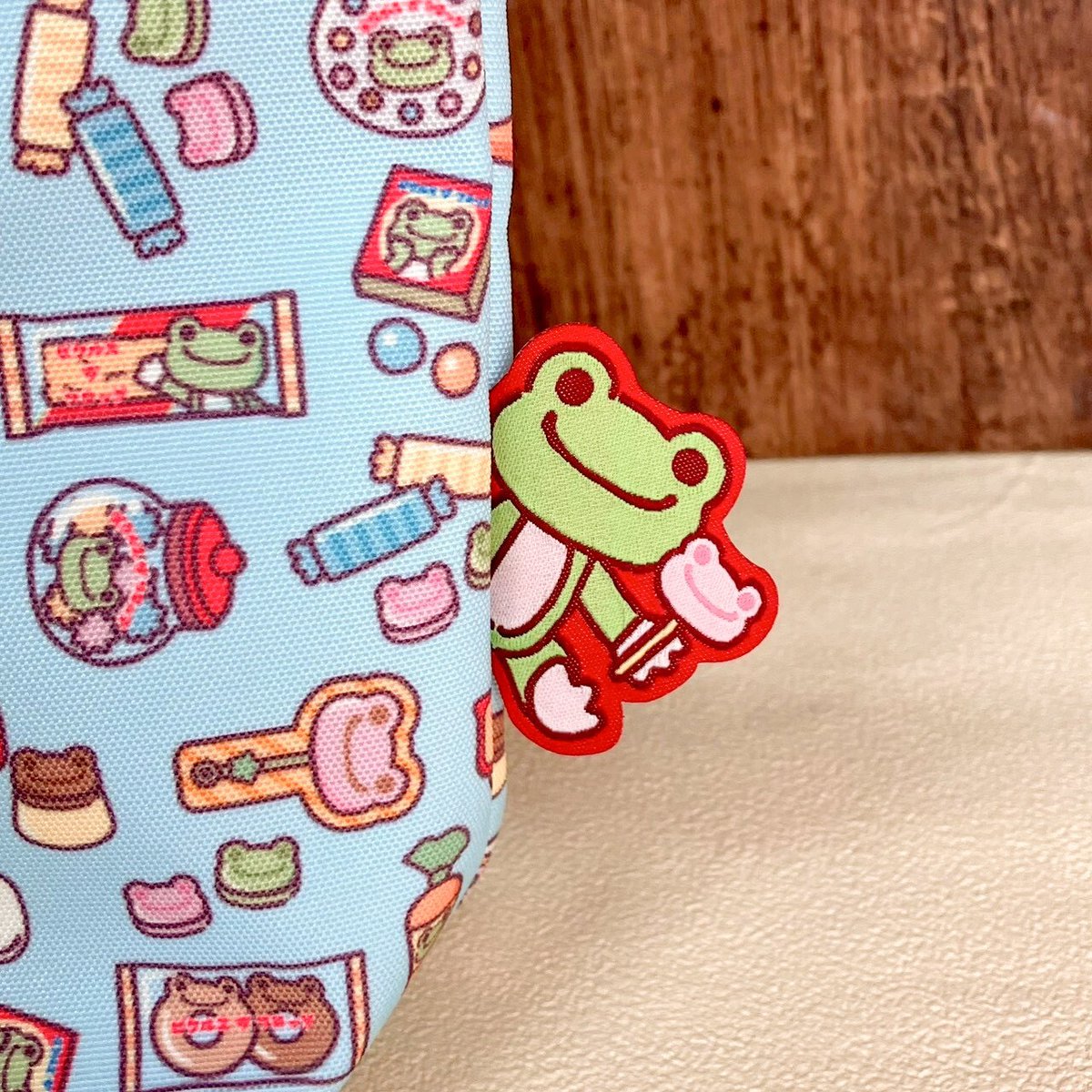 NewsPickles's tweet photo. ロフトPOPUP 限定商品をご紹介します♪
どこか懐かしい、ポップでかわいい
レトロ駄菓子シリーズの雑貨アイテムです✨
日常使いしやすいトートやポーチがラインナップ!
※おひとり様各3個までとさせていただきます。
https://t.co/kuQ4YfuweY
#かえるのピクルス #picklesthefrog https://t.co/aqoDBUE3t1