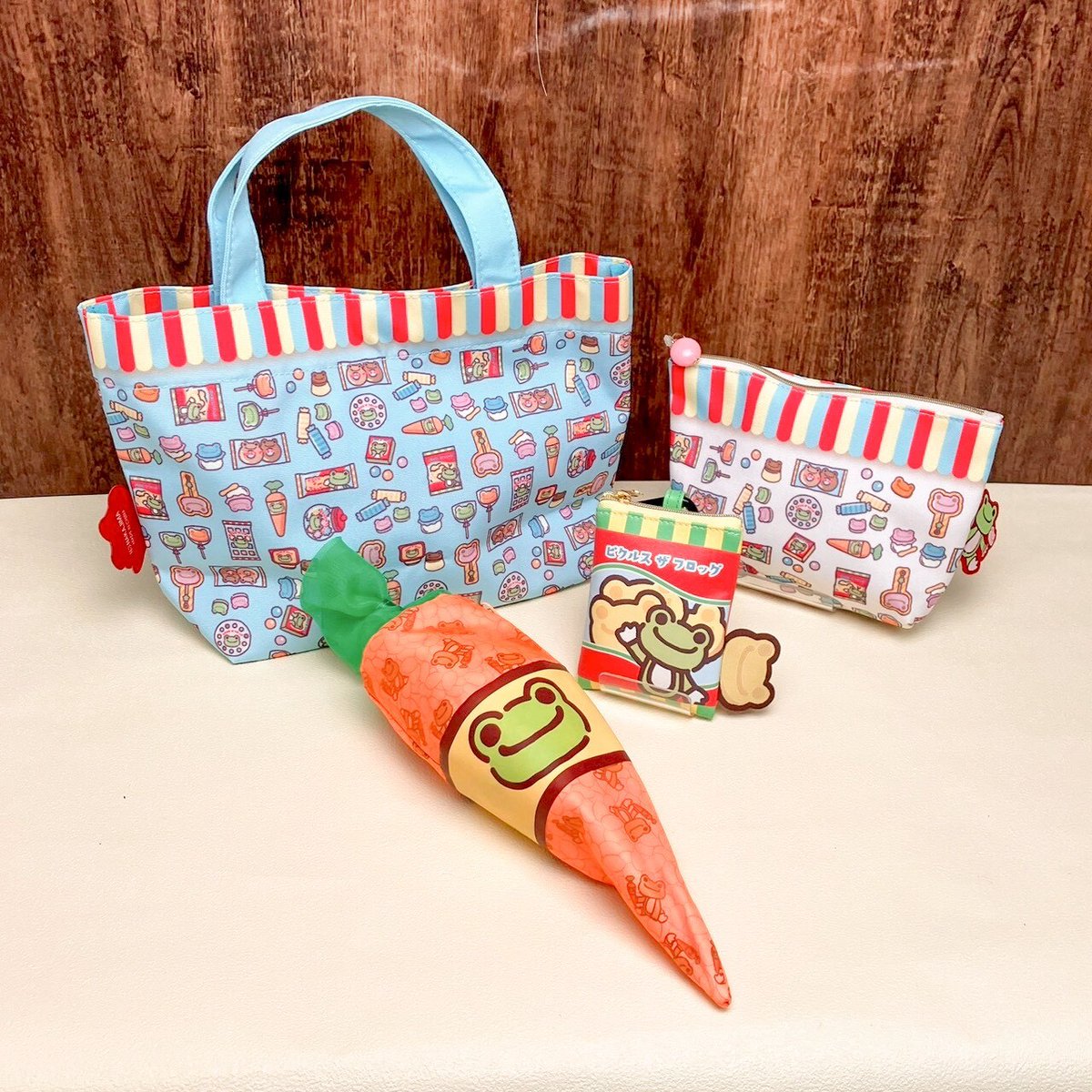 NewsPickles's tweet photo. ロフトPOPUP 限定商品をご紹介します♪
どこか懐かしい、ポップでかわいい
レトロ駄菓子シリーズの雑貨アイテムです✨
日常使いしやすいトートやポーチがラインナップ!
※おひとり様各3個までとさせていただきます。
https://t.co/kuQ4YfuweY
#かえるのピクルス #picklesthefrog https://t.co/aqoDBUE3t1