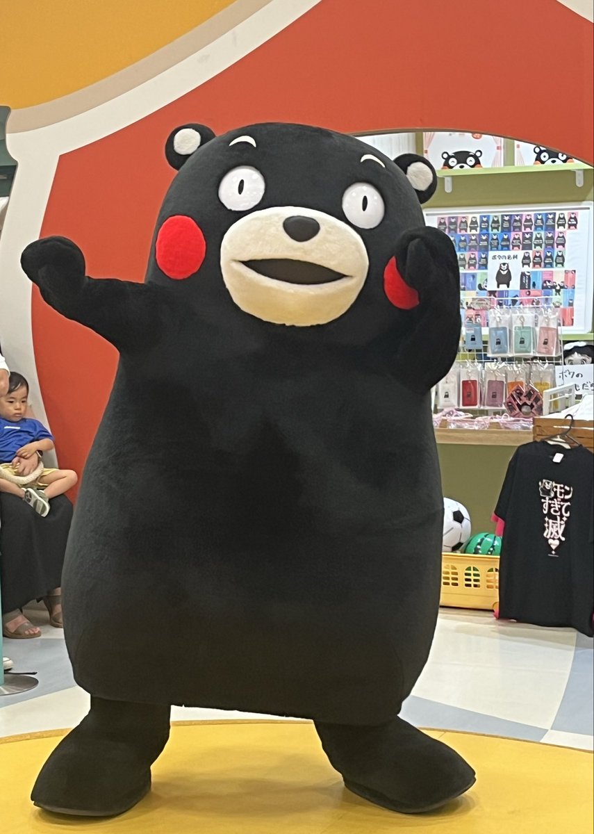 naruminii09t's tweet photo. 2026.7.19. #くまモンスクエア 
#くまモンすぎて滅  午後の部。
サイコロを回す時、#くまモン と
お姉さんがサイコロを蹴ったりした結果。
女性アイドルでした。
スクエアに来てくれるかモン？
約束！ってしたり、最後の最後まで、
手を振ってくれました。 https://t.co/4Jd15DErwT