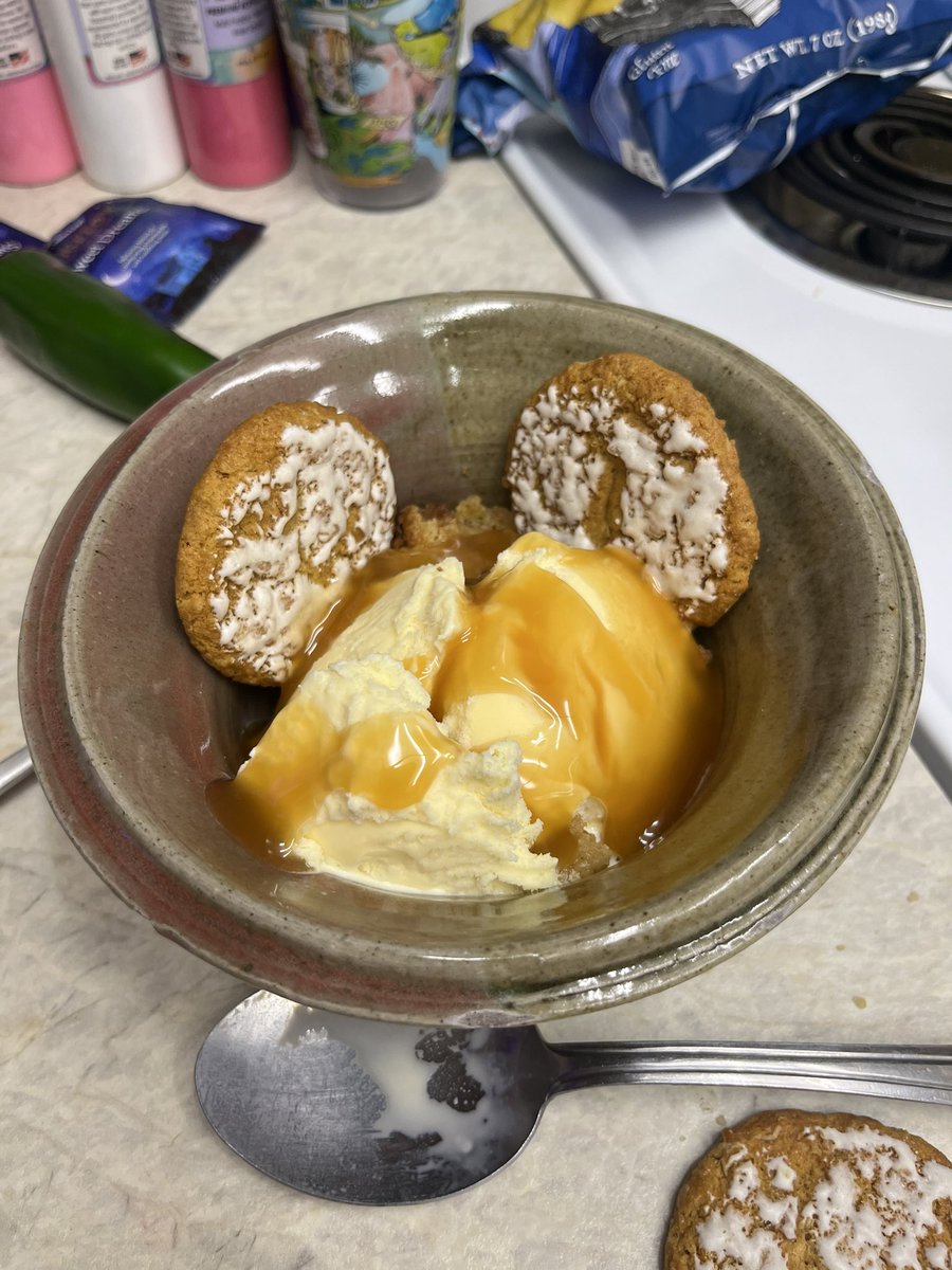 FatBelliedFairy's tweet photo. Air fryer peaches with brown sugar butter crumb topping, vanilla ice cream, oatmeal cookies, and caramel sauce 🤤 your girl popped OFF on this one and my belly couldn’t be happier https://t.co/o9pNF65qc1