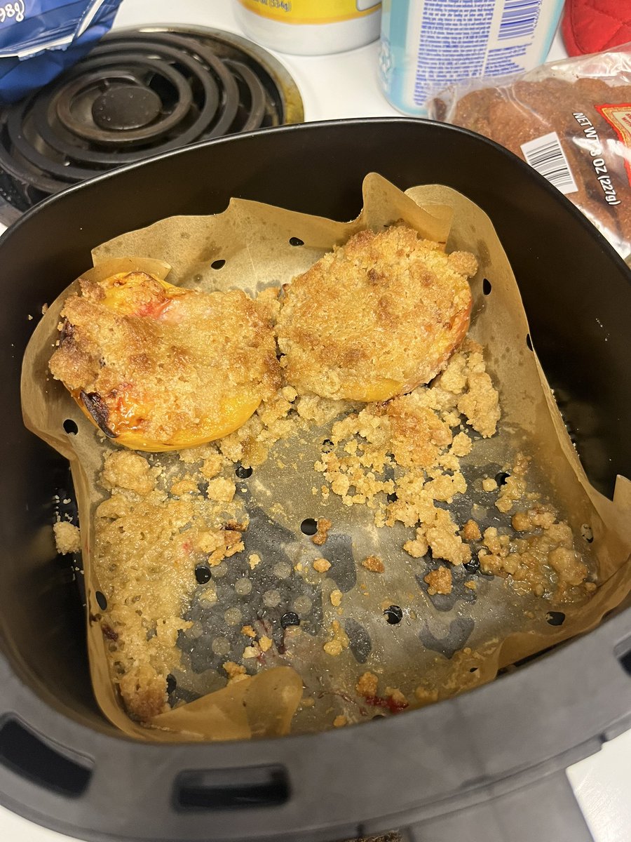 FatBelliedFairy's tweet photo. Air fryer peaches with brown sugar butter crumb topping, vanilla ice cream, oatmeal cookies, and caramel sauce 🤤 your girl popped OFF on this one and my belly couldn’t be happier https://t.co/o9pNF65qc1