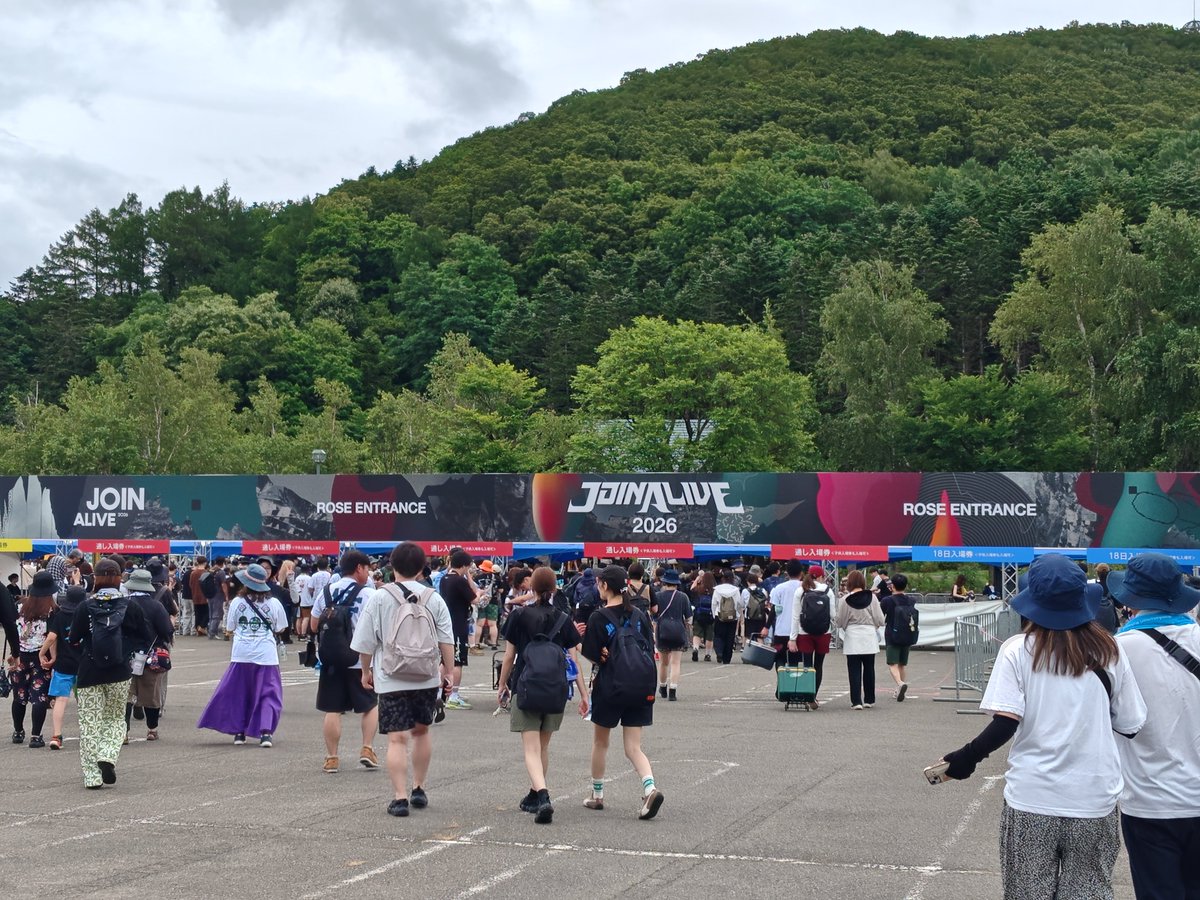 mask_36's tweet photo. JOIN ALIVE2026楽しかった！！
今回は終始雨が降って☔
高速移動は少なかったものの
色々な音楽に触れて楽しかった🤩

余韻に浸りつつ洗濯大会スタートです👕
野鳥の会とレインポンチョ最強でした
沼地でも強い味方
#JOINAIVE2026 #JOINALIVE　#ジョインアライブ https://t.co/W51bqV2gxN