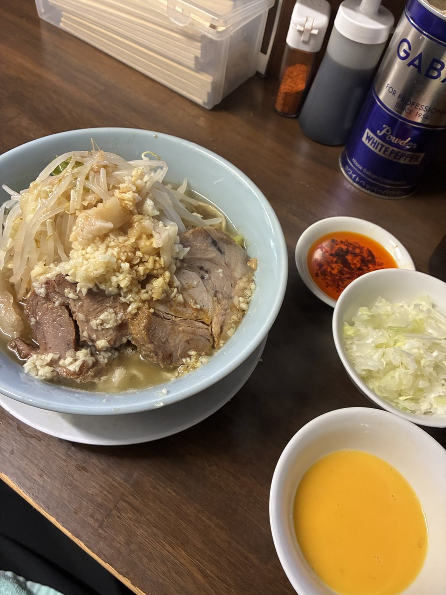 sento_hiroshi's tweet photo. らーめん玄

小の小ラーメンかため
生卵ラー油ネギ豚一枚
全部

外並びはクラクラするけど
着席して水を飲めばあとは待つだけ

最高の一杯です😊

いつもありがとうございます🙏 https://t.co/afVve6ymmp