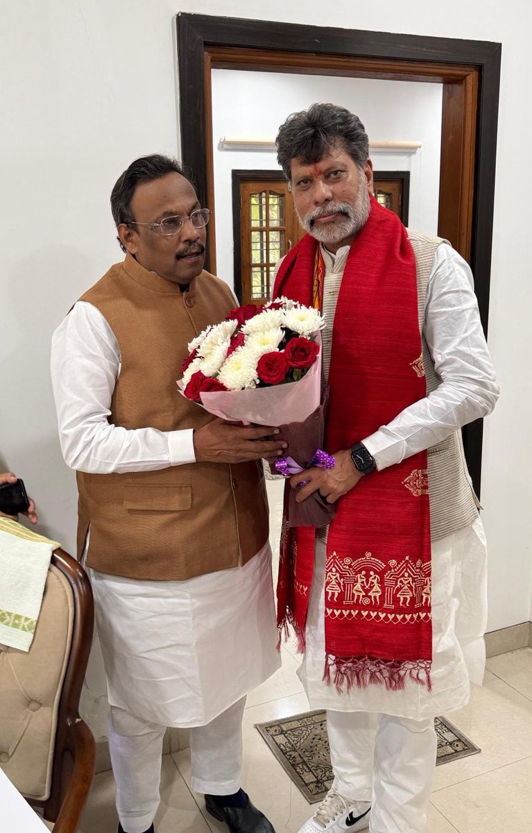 KiranDeoBJP's tweet photo. भारतीय जनता पार्टी के माननीय राष्ट्रीय महासचिव श्री विनोद तावड़े जी को जन्मदिन की हार्दिक बधाई एवं शुभकामनाएं। 

प्रभु श्रीराम जी से आपके उत्तम स्वास्थ्य, दीर्घायु एवं सुखमय जीवन की कामना करता हूं।

@TawdeVinod https://t.co/WbGh3uWgwN