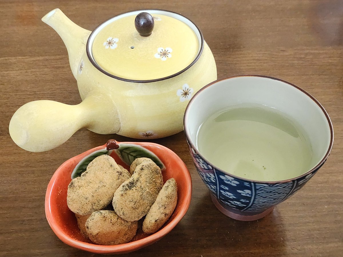 Rin_Obsidian's tweet photo. 先日茶摘み&amp;製茶体験で作った釜炒り茶を振るまい。実家の急須や器が可愛い🏵️
🍵檜原村在来
🫘きなこ花豆(ANNEAU)
#茶好連 https://t.co/1JhLGttCpp