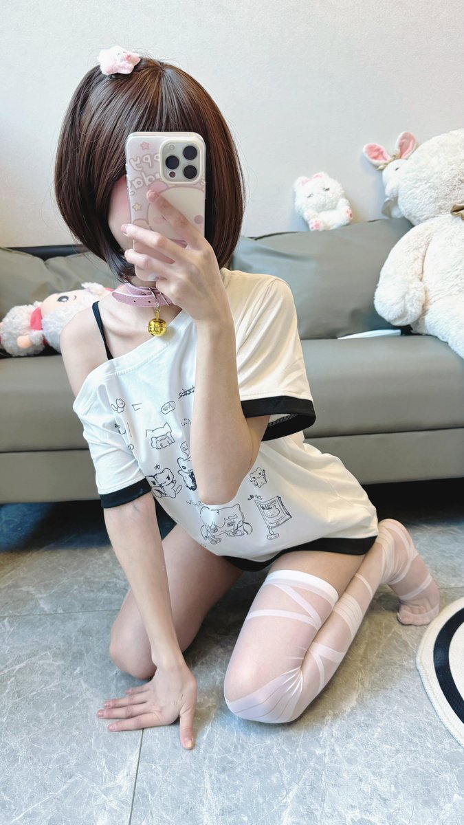 lj12101's tweet photo. 喜欢我穿cos 还是常服呢😝
#萝莉 #足 #JK #白丝 #女高 https://t.co/YRXGcoHBrs