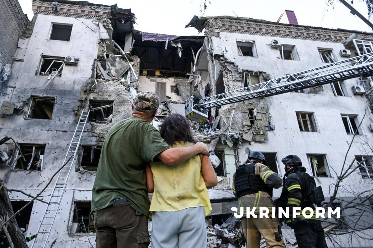 UKRINFORM's tweet photo. 💔 У Запоріжжі під завалами зруйнованої багатоповерхівки знайшли тіло 11-річної дівчинки

Кількість загиблих внаслідок російської атаки зросла до трьох, поранених — 41.
https://t.co/YC5jL9Dych

📸 Укрінформ https://t.co/2ZpqwT5gqv