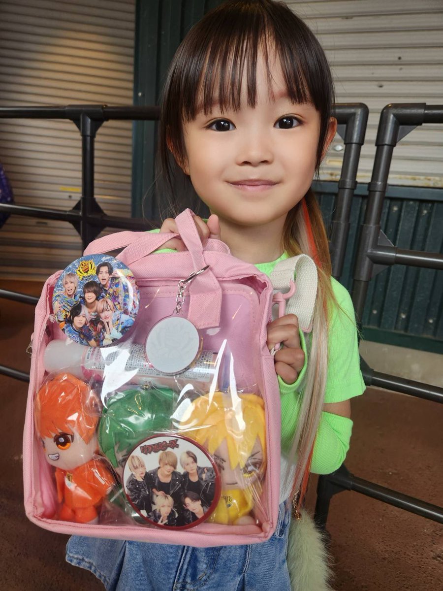 KChan5815's tweet photo. 🧡💛💜💙💚
   inZepp札幌
🧡💛💜💙💚

リアルピースの初LIVE❤️終始MC最高だった👍
うちは日本人形(こペ命名▶︎日本人メルちゃん)を持ち歩く特殊だけど笑
トクポでこペに連れてきてって頼まれて連れてったらこペが反応くれて💚しかもかちょーまでこぺがよぶと言う🤣
こぺありがとう💚
 #リアルピース https://t.co/3Ah1TRw2ld