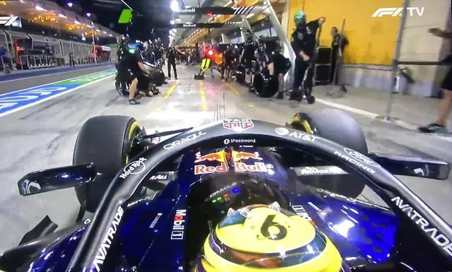 f1speed_indo's tweet photo. Jadi begini, mekanisme pit stop di F1 adalah memakai sinyal otomatis.

Ketika semua ban sudah terpasang sempurna dan dongkrak sudah diturunkan, otomatis sinyal lampu akan berubah jadi hijau, pembalap diperbolehkan tancap gas lagi.

Selama sinyal lampu ini belum hijau/masih merah, pembalap tidak diperbolehkan melaju dari box. Sinyal lampu berubah jadi hijau apabila:
- Semua ban terpasang sempurna, di wheel-gun masing-masing kru juga ada lampu indikator yang menandakan apakah baut ban sudah terpasang sempurna atau tidak.
- Dongkrak sudah turun.
- Trafik aman, tidak ada pembalap lain yang lewat di fast-lane.

Sinyal lampu ini otomatis. Pengganti lollipop man yang dulu populer.

Yang terjadi di kasus Hamilton kemarin adalah semua ban terpasang sempurna & dongkrak sudah turun, lampu otomatis sudah hijau. Tapi ada miskomunikasi karena mekanik adjuster front-wing baru masuk setelah itu dan Hamilton yang fokus ke sinyal hijau, sontak tancap gas.

Lolos dari hukuman penalti karena unsafe release tidak melibatkan pembalap/kru dari tim lain. Jadi hanya denda.