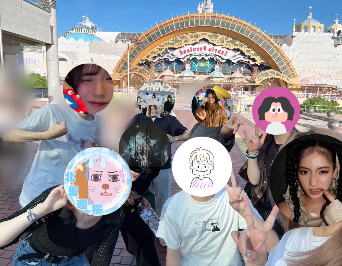 missa_mm_r's tweet photo. 集合写真いただきました🤟
なぜかサンリオの前でも撮るオタクたち https://t.co/R3JLWjC9MI