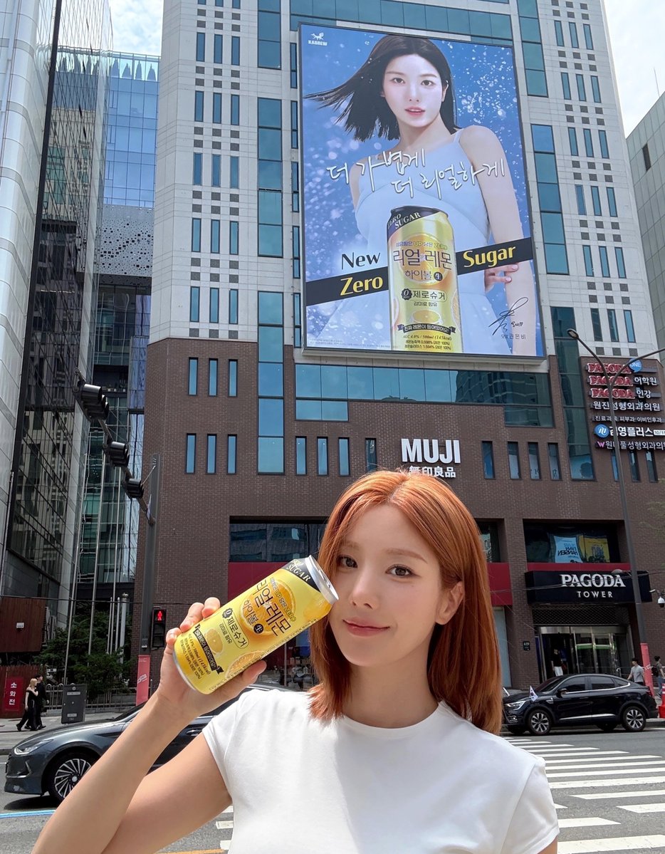eunchanted927's tweet photo. real highball model kwon eunbi enjoying her ad 🥹🩵 https://t.co/DOIFYj4XjA