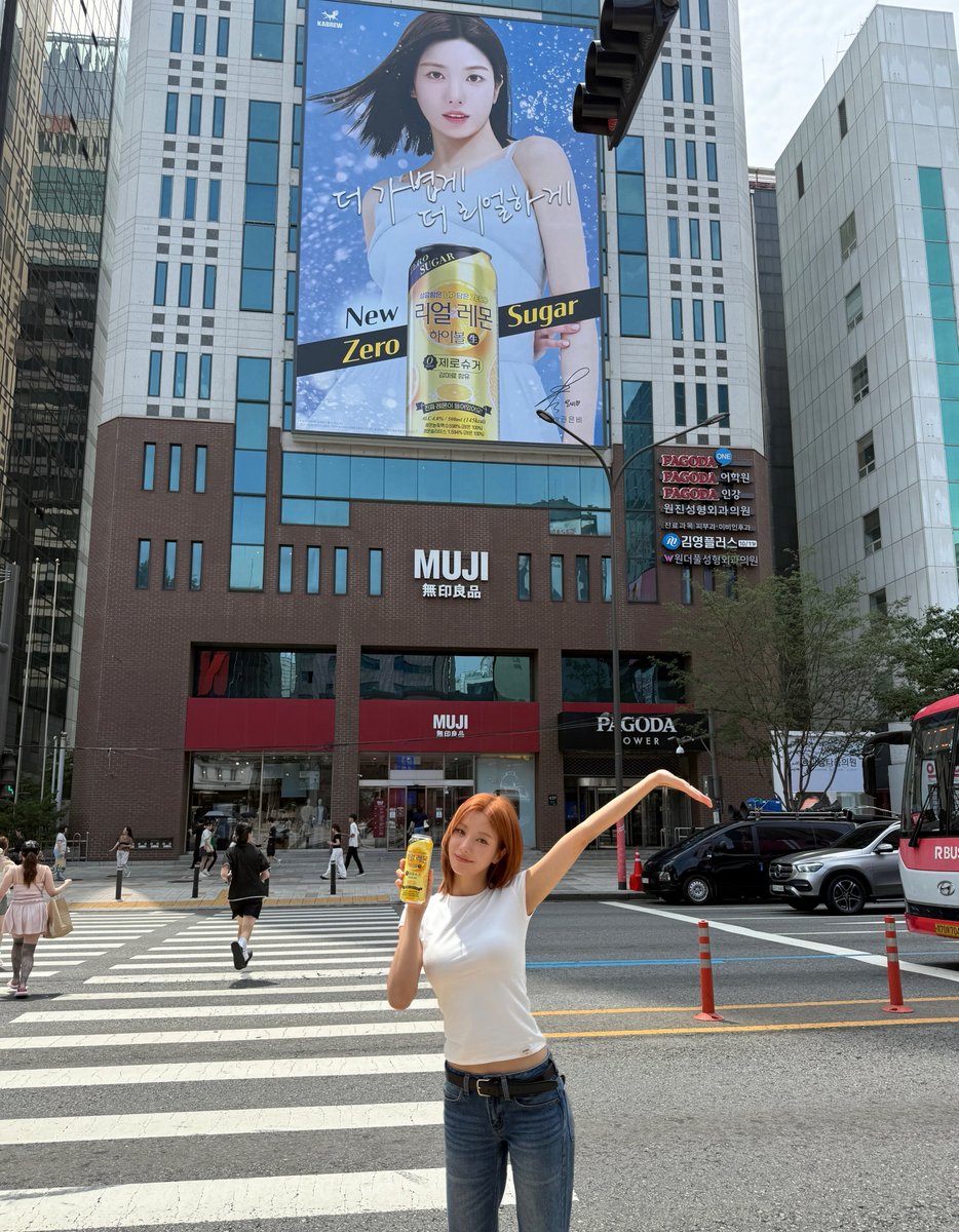 eunchanted927's tweet photo. real highball model kwon eunbi enjoying her ad 🥹🩵 https://t.co/DOIFYj4XjA