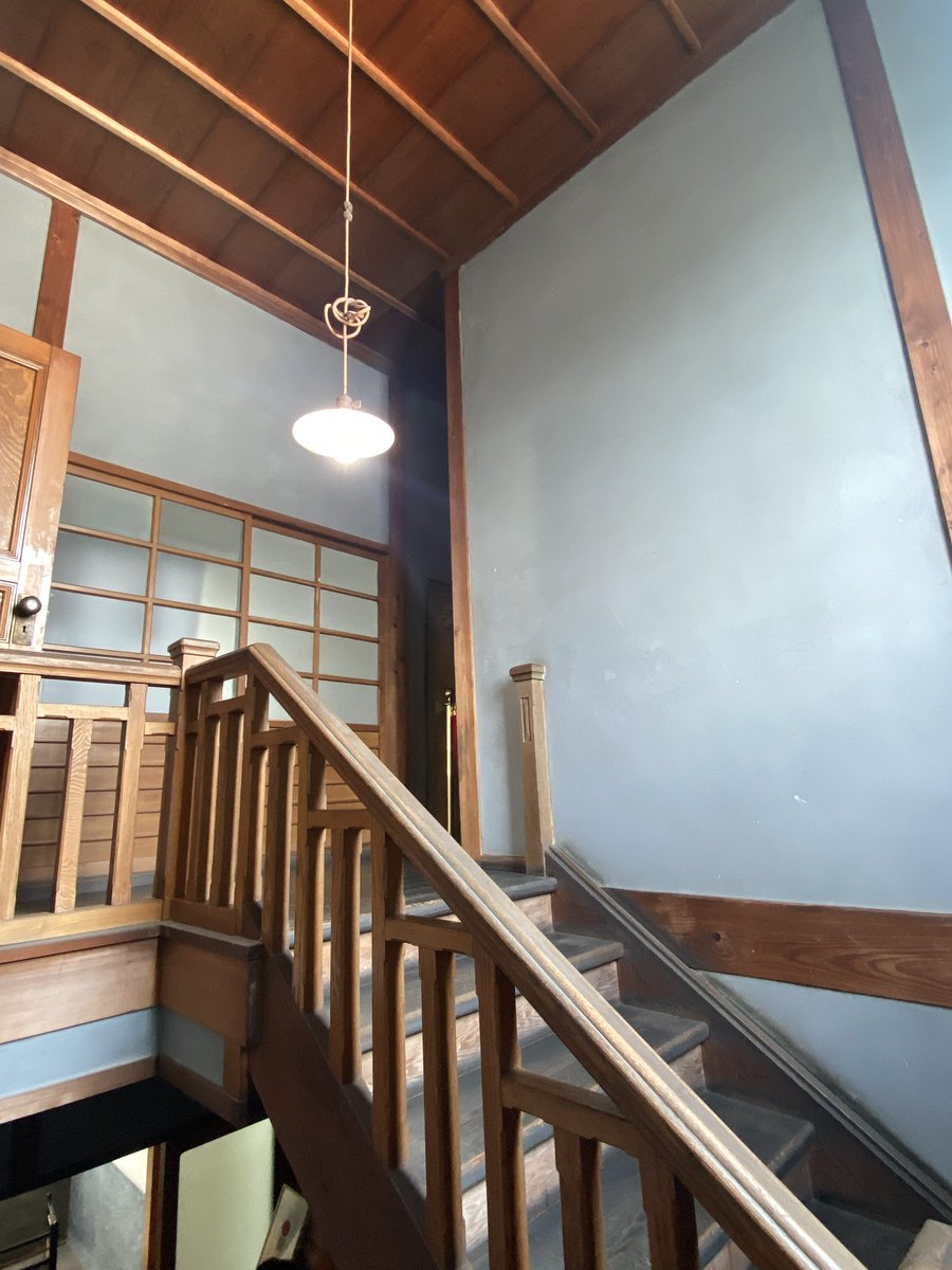 hi2015_11's tweet photo. 長楽荘（徳島県吉野川市1931年築）の見学へ（有料）建てたのは藍の豪農の分家さん　洋間と座敷が続く近代和風建築のお屋敷は高い天井や欄間が見事　幅の広い階段を上がるとダンスホールも　雰囲気の良い椅子や絵画などは今のオーナーさんのご趣味らしい　貴重な見学の機会に感謝しつつ岐路へ https://t.co/ghW2IoAV16