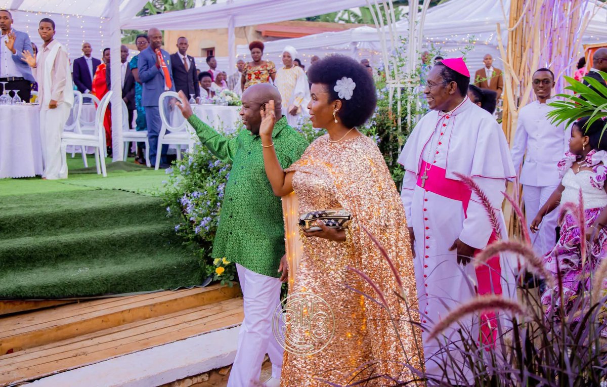 IntumwaNews's tweet photo. Burundi : Angeline Ndayishimiye célèbre ses 50 ans dans la gratitude et le partage.

La Première Dame du Burundi, Angeline Ndayishimiye, a célébré samedi 18 juillet 2026 son 50ᵉ anniversaire dans une ambiance empreinte de reconnaissance, de prière et de partage. La célébration a été marquée par la présence de plusieurs personnalités du pays, de membres de sa famille, de proches et d’amis venus lui témoigner leur affection.

Parmi les invités figuraient le Chef de l’État et époux de la célébrée, le Vice-Président de la République Prosper Bazombanza, le Premier ministre Nestor Ntahontuye, le Président de l’Assemblée nationale Gélase Daniel Ndabirabe, des représentants diplomatiques accrédités au Burundi, des membres du clergé, l’ancienne Première Dame Denise Nkurunziza ainsi que plusieurs autres responsables et invités.

Les cérémonies ont débuté par une messe d’action de grâce célébrée à la paroisse Murayi de Kibimba. Cette célébration religieuse, présidée par Monseigneur Simon Ntamwana, archevêque émérite, a été l’occasion de rendre grâce à Dieu pour le chemin parcouru par Angeline Ndayishimiye durant ces 50 années.

Dans son homélie, Monseigneur Simon Ntamwana lui a adressé ses vœux de bonheur, de longévité et de réussite dans ses engagements. Il a également prié pour que Dieu continue à lui donner la force et la sagesse nécessaires afin de poursuivre ses actions en faveur de la communauté.

Prenant la parole, la Première Dame a remercié Dieu pour le don de la vie et pour les différentes grâces reçues au fil des années. Elle a également exprimé sa reconnaissance envers ses parents, son époux, sa famille, ses amis et toutes les personnes qui l’ont accompagnée dans son parcours. Elle a aussi eu une pensée pour ceux qui ne partagent pas toujours son chemin, en leur adressant des prières.

À cette occasion, Angeline Ndayishimiye a offert des cadeaux symboliques à certaines personnes qui ont compté dans sa vie, notamment le Chef de l’État, ses parents, des membres de sa famille ainsi que des proches.

Les invités ont également eu l’occasion de découvrir un film retraçant les principales réalisations issues de ses engagements sociaux au cours des six dernières années. Parmi ces actions figure notamment le travail de la fondation Bonne Action Umugiraneza dans plusieurs domaines, particulièrement dans le secteur de la santé avec la mise en place d’infrastructures médicales destinées à offrir des soins de qualité.

Ses initiatives concernent également l’éducation, l’accompagnement des personnes confrontées à différentes difficultés, le soutien aux orphelins et aux veuves, ainsi que les actions en faveur d’une meilleure alimentation des enfants.

Ces engagements sociaux ont valu à Angeline Ndayishimiye plusieurs marques de reconnaissance, dont la distinction de « Femme Lumière », attribuée pour saluer son implication dans les œuvres sociales et humanitaires.

La célébration s’est achevée dans une ambiance festive avec un spectacle de feux d’artifice qui a illuminé le ciel de Kibimba, clôturant une journée placée sous le signe de la foi, de la reconnaissance et du partage.
📷 RTNB