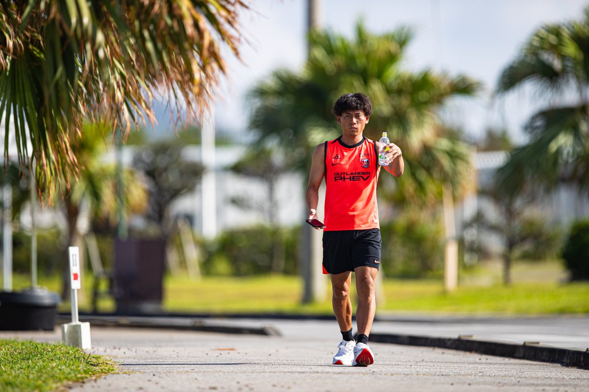 トレーニング場へ向かう選手たち🚶🚶🚶🌴 #urawareds #浦和レッズ