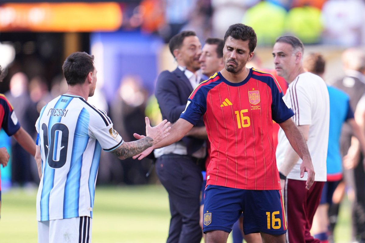 M0tb7's tweet photo. عذراً دي بروين
عذراً رونالدو
عذراً مبابي
عذراً ميسي

بطلنا تغلب على الجميع وعلى الاساطير وبأصعب مسار قبل ان يتوج نفسه بطل لكأس العالم وافضل لاعب بالبطولة 

ارث كبير يا رودري ❤️ https://t.co/zqJcTdjJLj