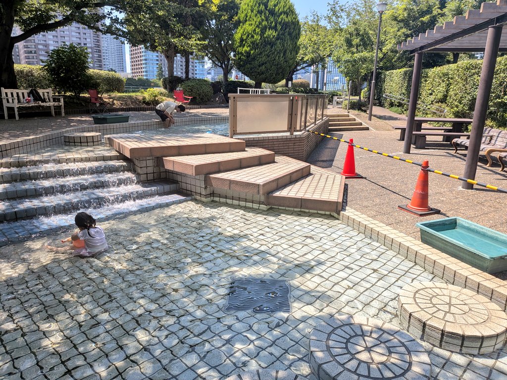 110go's tweet photo. 今期も穴場のじゃぶじゃぶ池を発見してしまった。穴じゃぶで子どもたちを猛暑から救いたい…！ https://t.co/t8B6PX2VZf