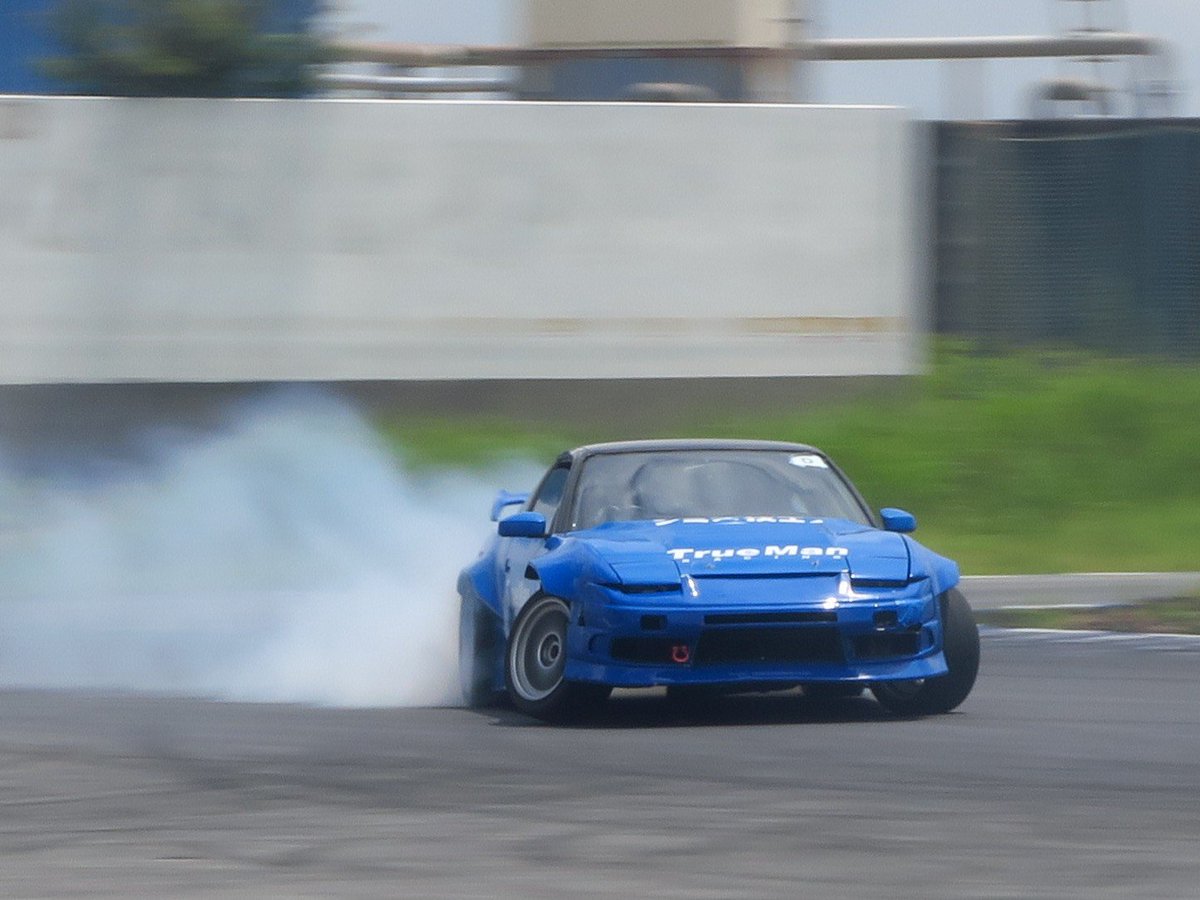 Taisho_1226's tweet photo. ソリッドブルーとブラックのツートンカラーでカッコよくキメてる180sx❣️

リアバンパーついた全体のフォルムも見てみたいものです🥹

綺麗なマシンでした✨

 #君の青い180sxで海へ行こう
 #ひとみGO
 #名阪スポーツランド https://t.co/wW6AjwwLs6